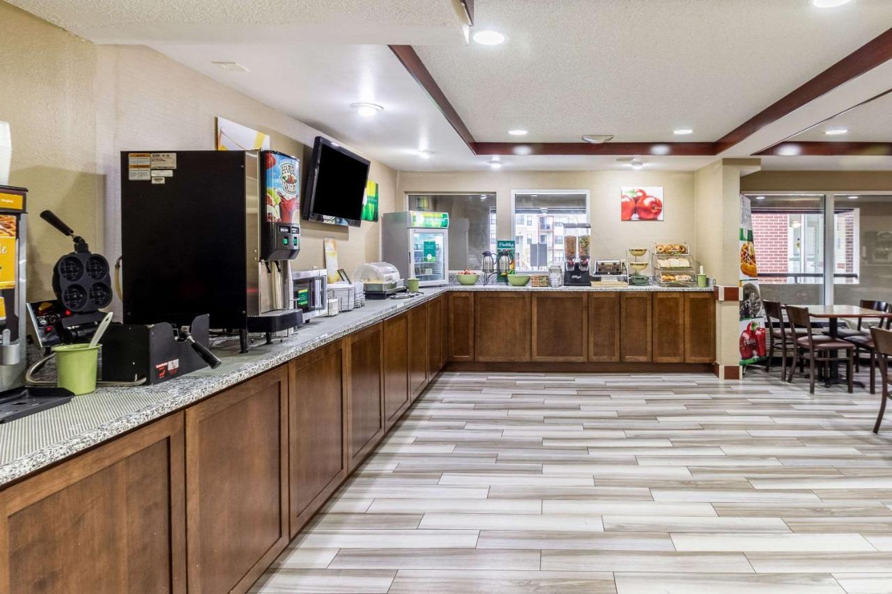 Quality Inn Milwaukee- بروكفيلد المظهر الخارجي الصورة
