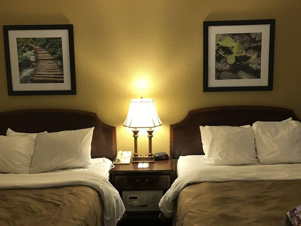 Quality Inn Milwaukee- بروكفيلد المظهر الخارجي الصورة