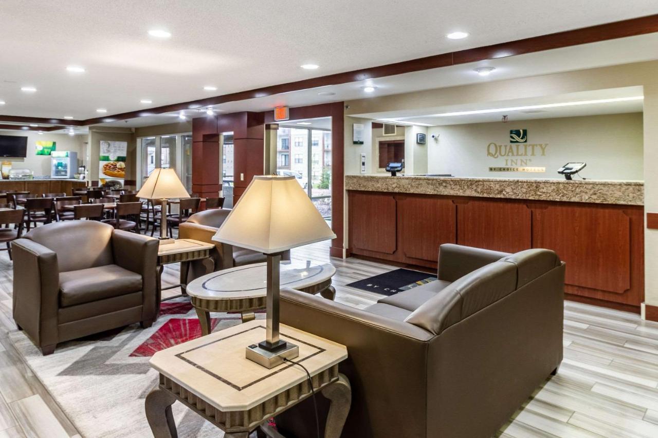 Quality Inn Milwaukee- بروكفيلد المظهر الخارجي الصورة