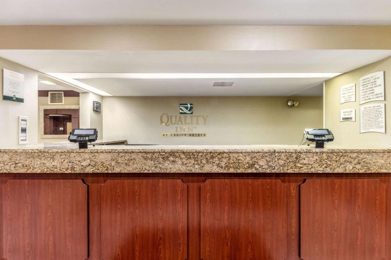 Quality Inn Milwaukee- بروكفيلد المظهر الخارجي الصورة