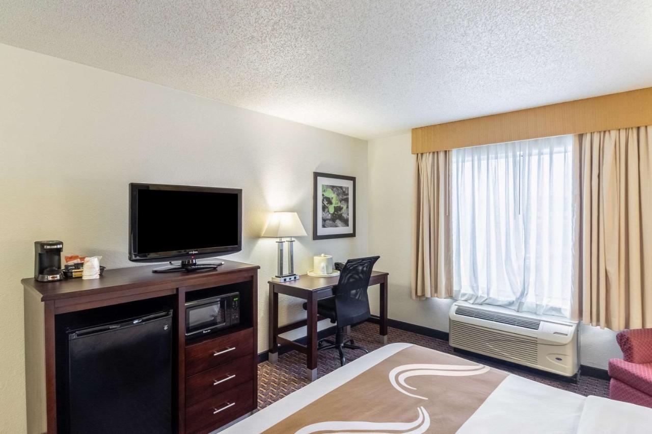 Quality Inn Milwaukee- بروكفيلد المظهر الخارجي الصورة