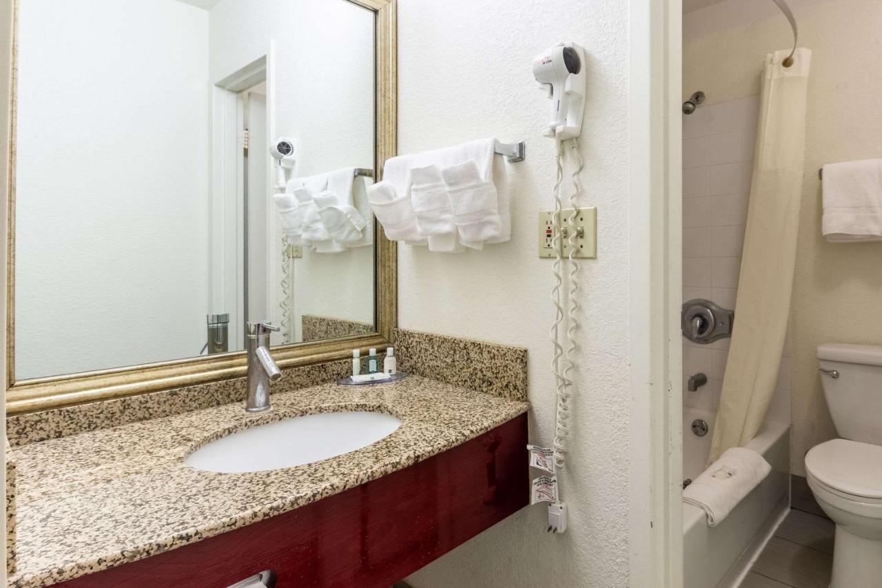 Quality Inn Milwaukee- بروكفيلد المظهر الخارجي الصورة