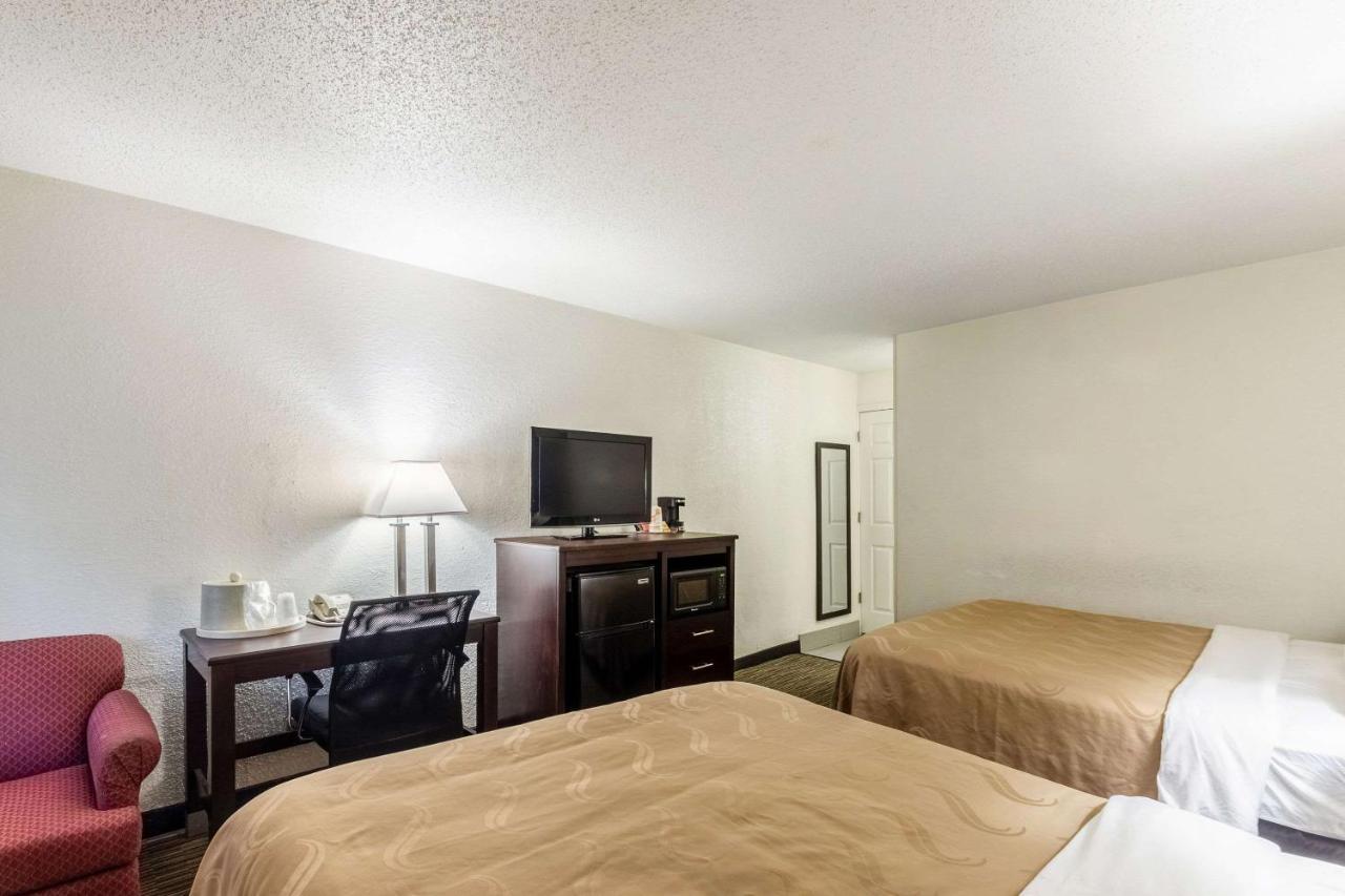 Quality Inn Milwaukee- بروكفيلد المظهر الخارجي الصورة